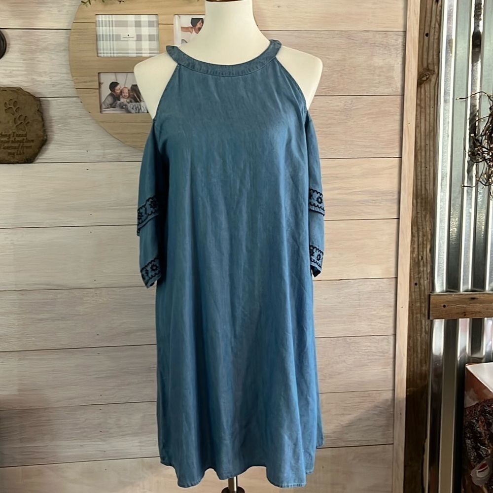 🆕 Crown & Ivy Blue Jean Cold Shoulder Dress M